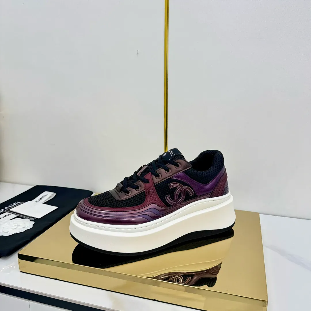 👟👟Ex-factory price 680👟👟 Upgraded version, upgraded version, upgraded version! No rebuttal accepted! ! ! ! Chanel Chanel panda shoes! 2025 counter's top casual sports shoes. This classic design; the upper is electro-embroidered with a variety of techniques; the outsole is fashionable and sporty; the unusual inclusion of a variety of color matching elements... The diversified mix and match is very good-looking and versatile, and can be used for leisure, fashion, sports, and outdoor... ꫛꫀꪝ Go➫ Materials: ❶Upper made of: original imported first-layer silk cowhide + original waterproof cloth + original first-layer cowhide ❷Inner lining: Original Yangli+Net ❸Outsole based on: Original TPU combination outsole Counter boutique packaging complete set for women 35–41 👉 👉 👉 👉 👉 👉 👉